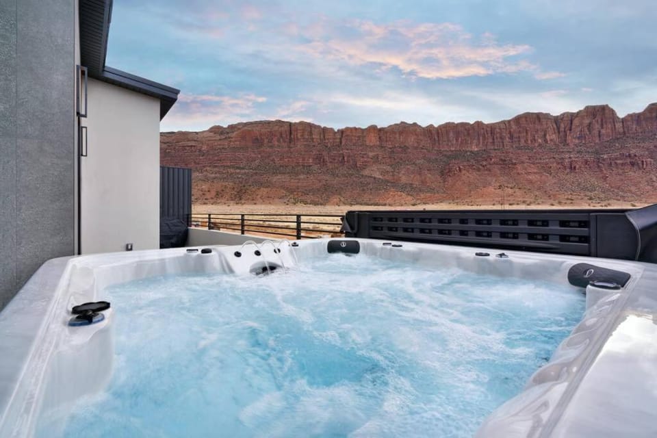 Vizcaya #3 - Moab's Newest Luxury Rental - Private Hot Tub Apartment in Spanish Valley