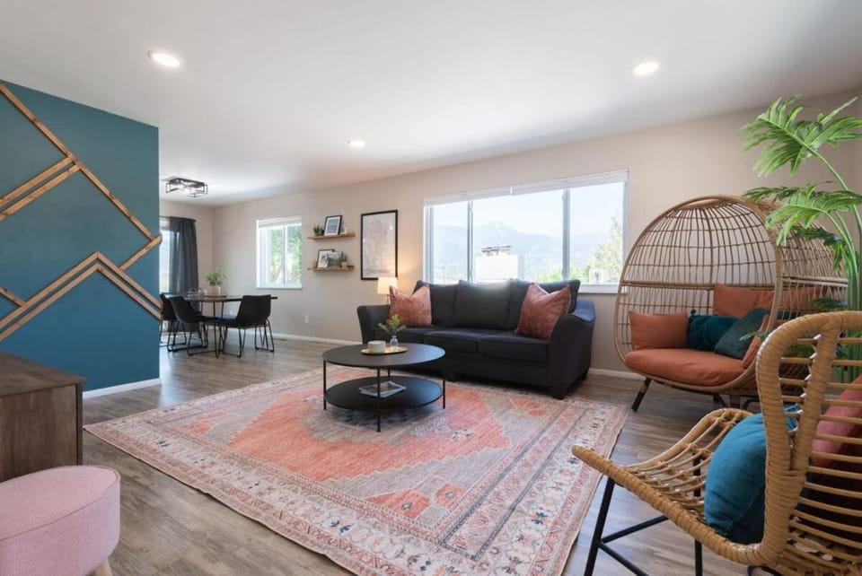 Kings Overlook Epic Retreat w Pikes Peak Views Apartment in Old Colorado City