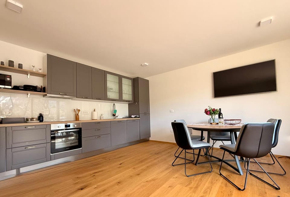 Dining area, kitchen