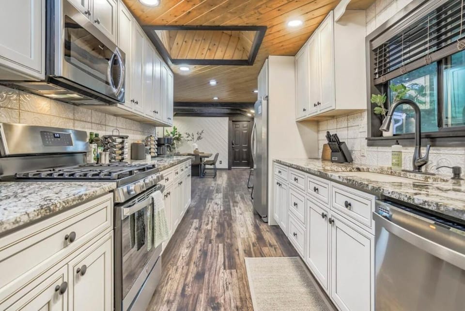 Pinewood Meadow & Scenic Hot Tub & BBQ & Outdoors House in Old Colorado City