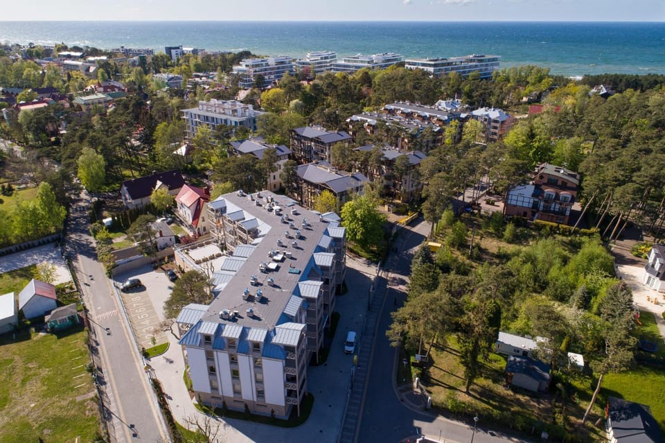 Property building, Day, Neighbourhood, Natural landscape, Bird's eye view, City view, Sea view, Street view, Parking