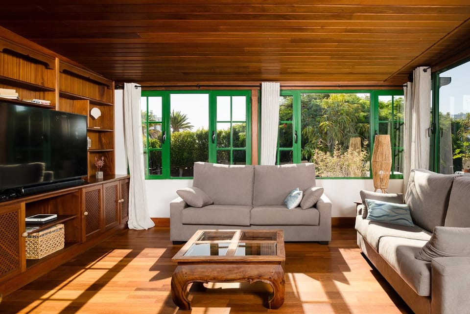 Communal lounge/ TV room, TV and multimedia, Living room, Garden view