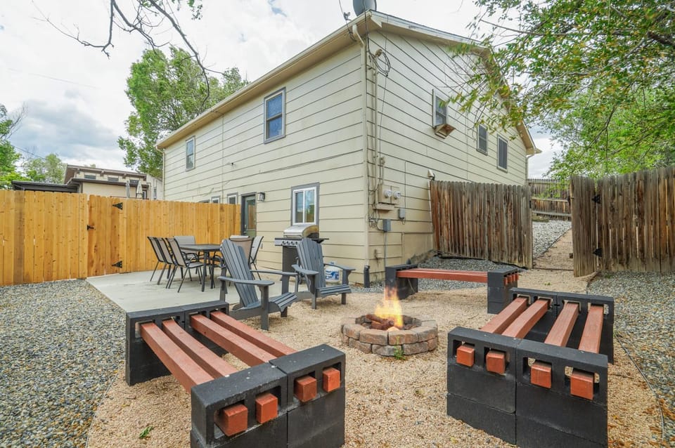 Rockies Royale Modern & Bright Outdoors Fun House in Colorado Springs