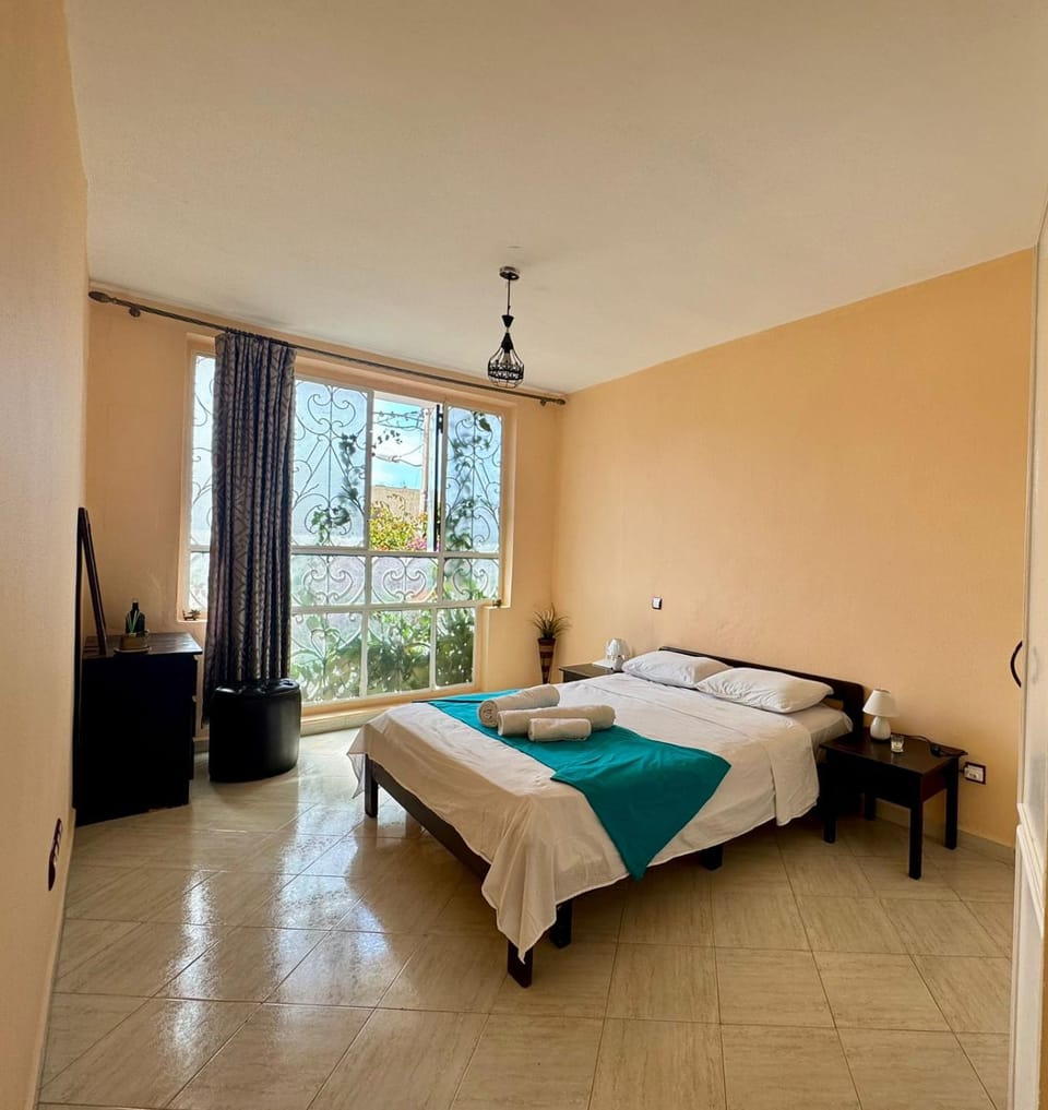 Bed, TV and multimedia, Photo of the whole room, Bedroom, towels
