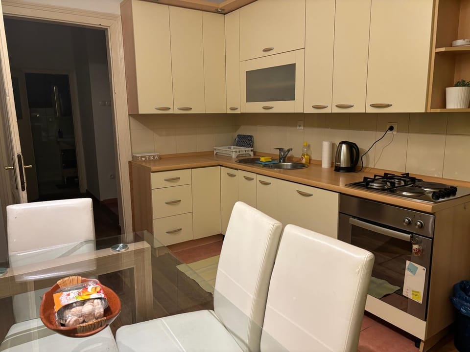 Coffee/tea facilities, Kitchen or kitchenette, Dining area, oven, stove