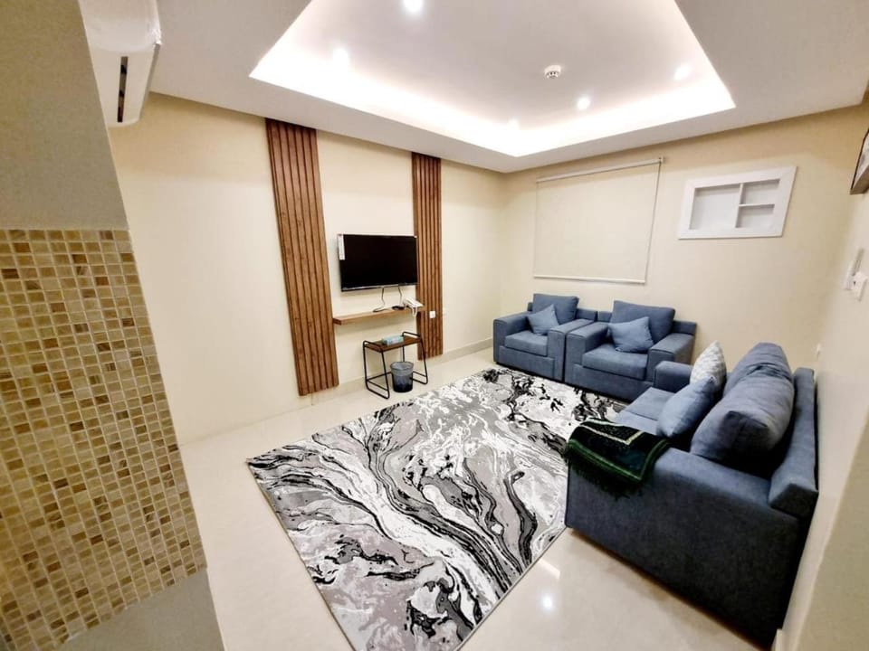 TV and multimedia, Living room, Seating area, Evening entertainment
