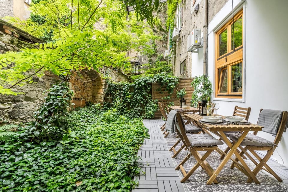 Garden, Dining area