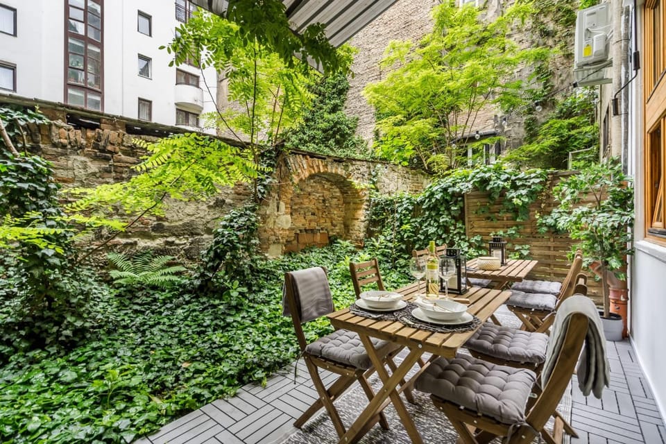 Wellness Wonderland Garden, Sauna, Jacuzzi in CBD Apartment in Budapest
