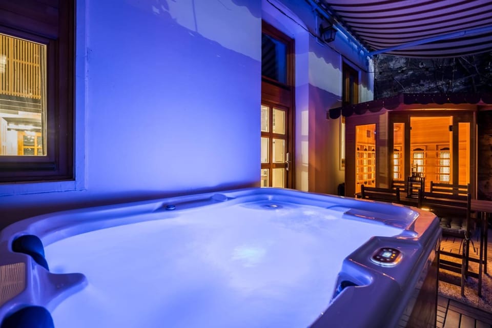 Wellness Wonderland Garden, Sauna, Jacuzzi in CBD Apartment in Budapest