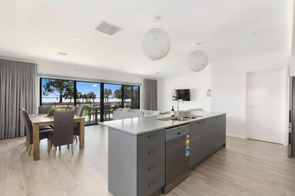 No 1 Marine Cove - Lake Views House in Yarrawonga