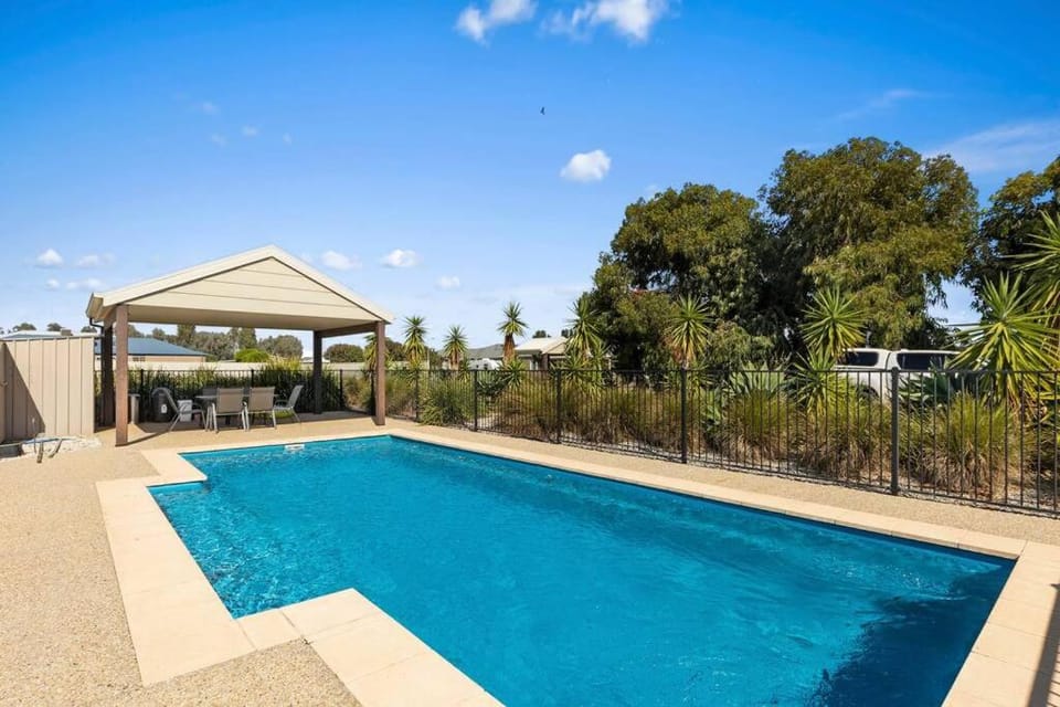 No 1 Marine Cove - Lake Views House in Yarrawonga