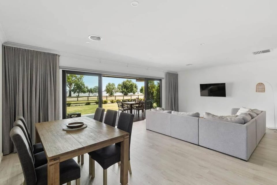 No 1 Marine Cove - Lake Views House in Yarrawonga