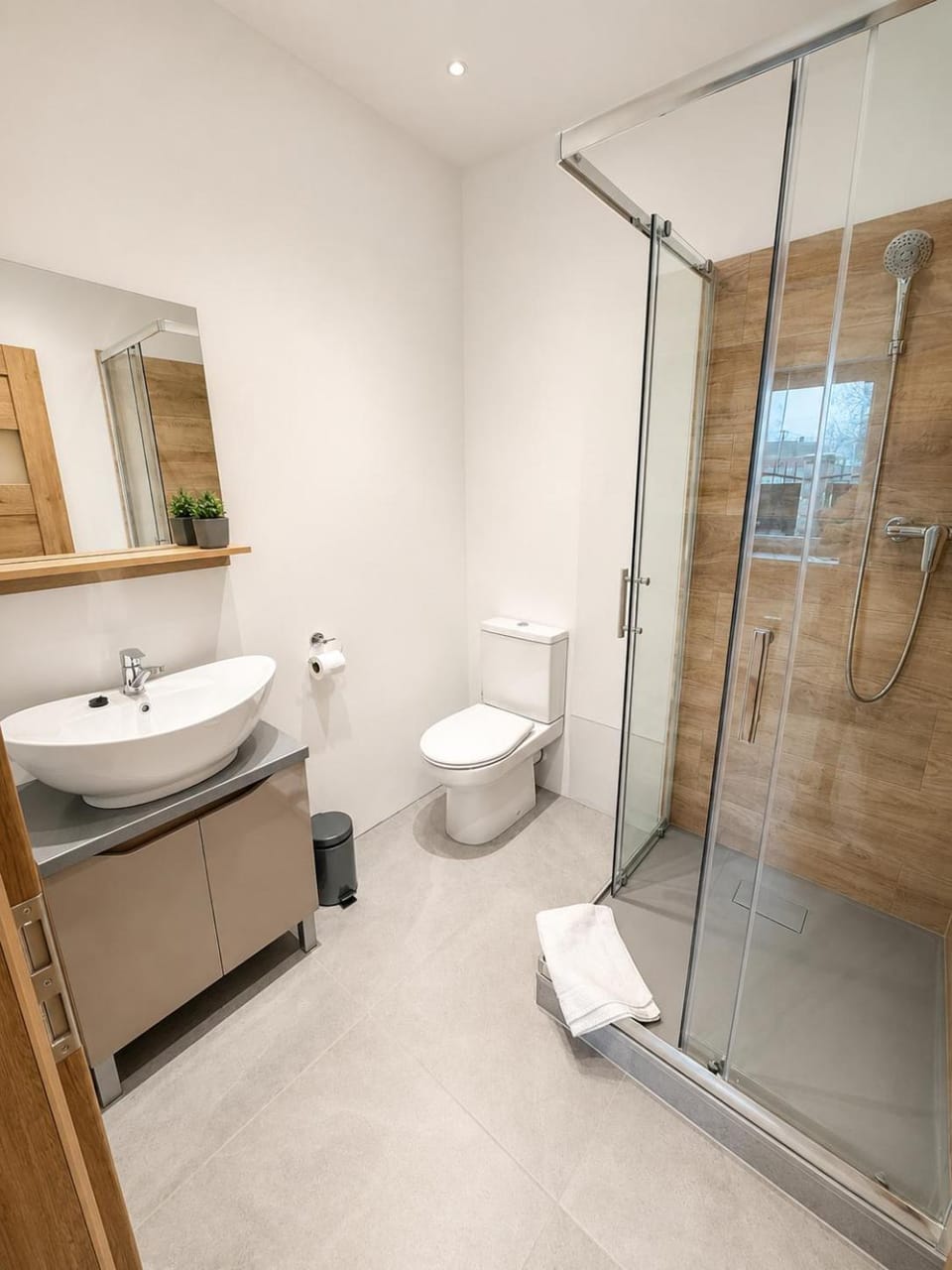 Shower, Toilet, Bathroom, towels