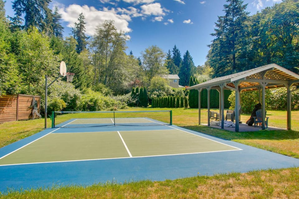 Bayfront PNW Lodge: Dock, Pickleball & Guest House House in Bainbridge Island