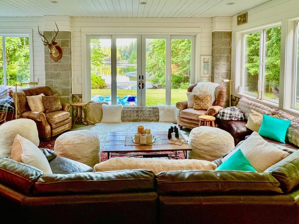 Bayfront PNW Lodge: Dock, Pickleball & Guest House House in Bainbridge Island