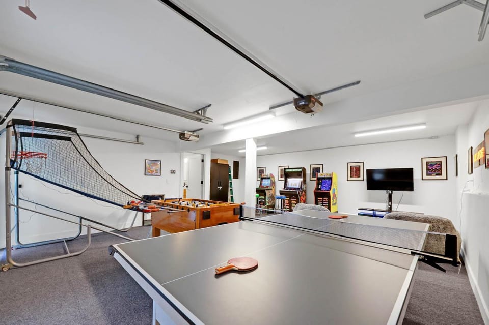 Family-Friendly Luxe Home with Sauna - mins to UO House in Eugene