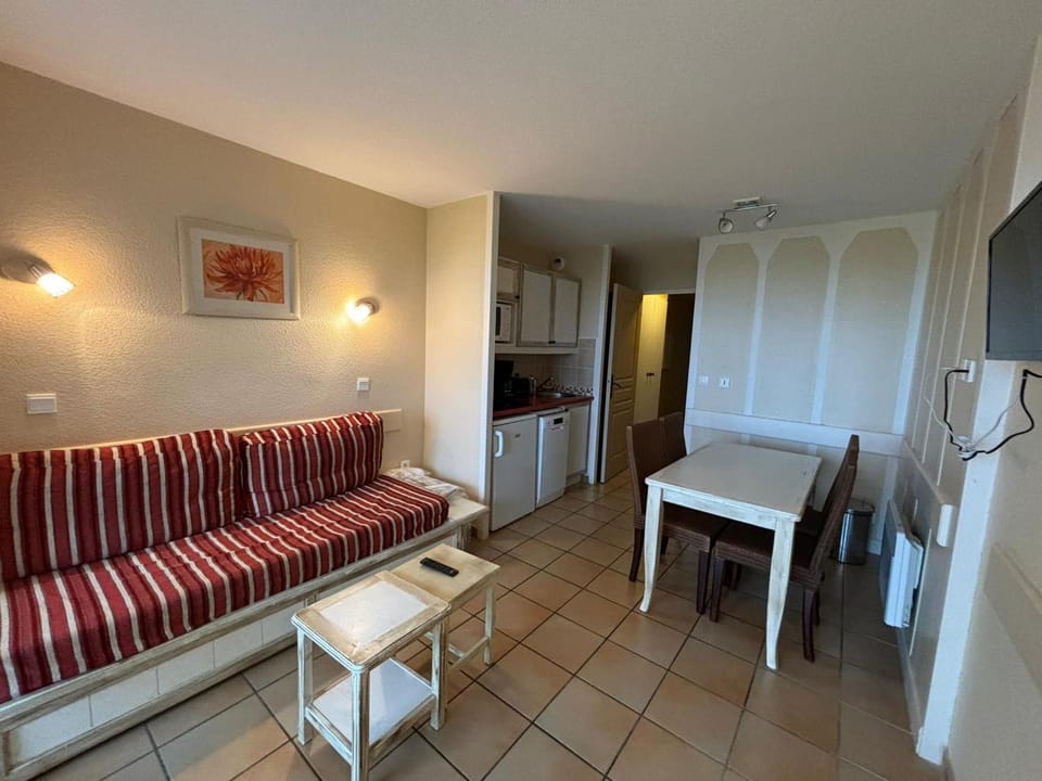 T2 Charmant avec Piscine et Vue Océan à Urrugne - FR-1-239-1084 Apartment in Urrugne