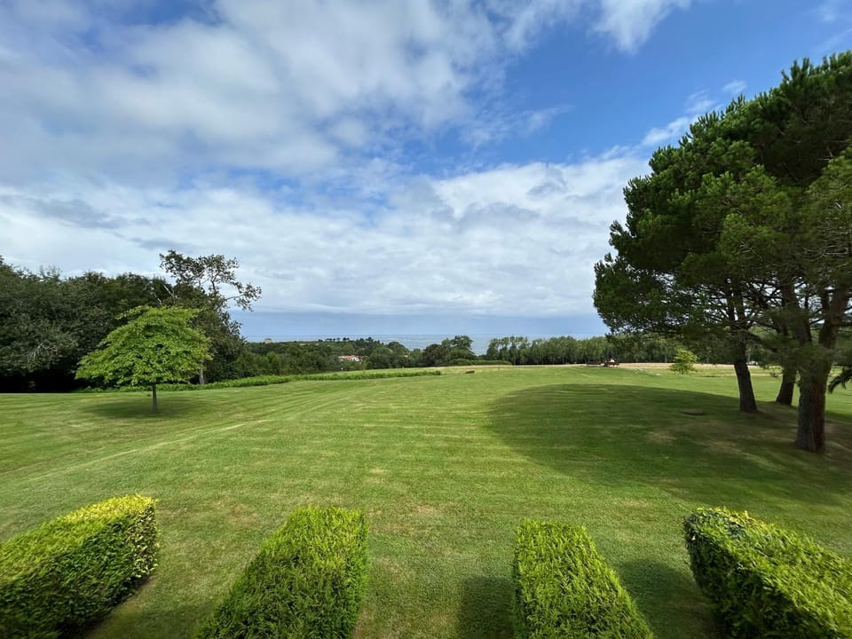 T2 Charmant avec Piscine et Vue Océan à Urrugne - FR-1-239-1084 Apartment in Urrugne