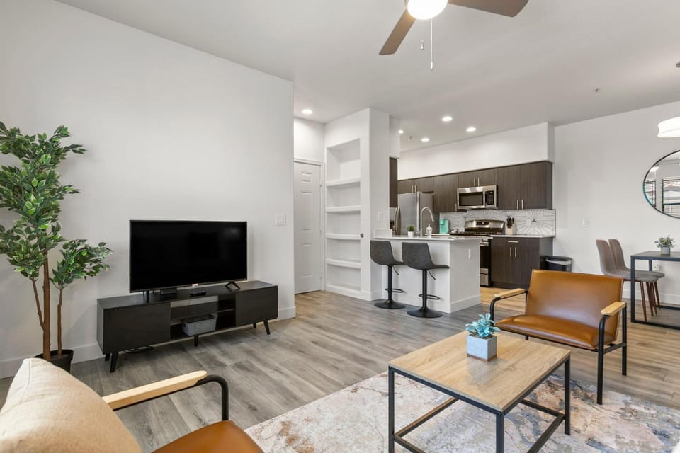 CozySuites Glendale by the stadium w pool! 11 Apartment in Glendale