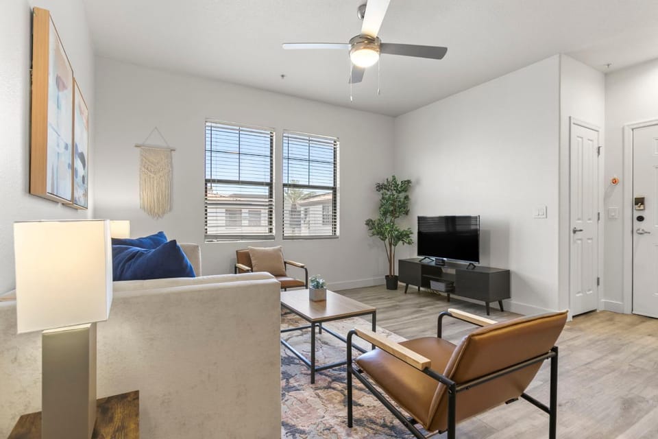 CozySuites Glendale by the stadium w pool! 11 Apartment in Glendale