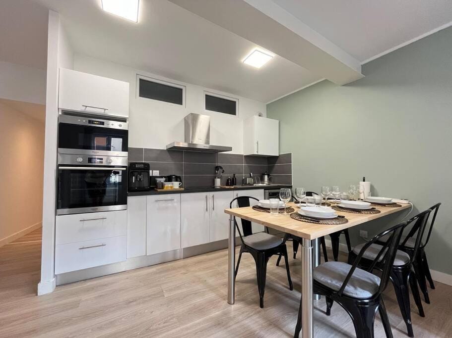 Coffee/tea facilities, Kitchen or kitchenette, Dining area, dishwasher, oven, stove, toaster