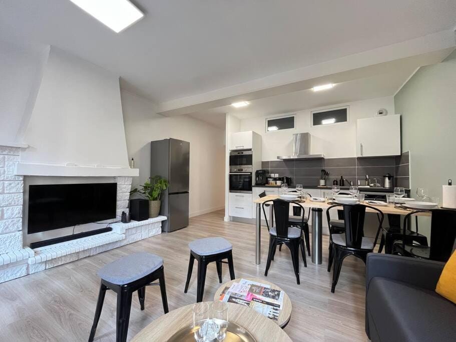 TV and multimedia, Living room, Dining area