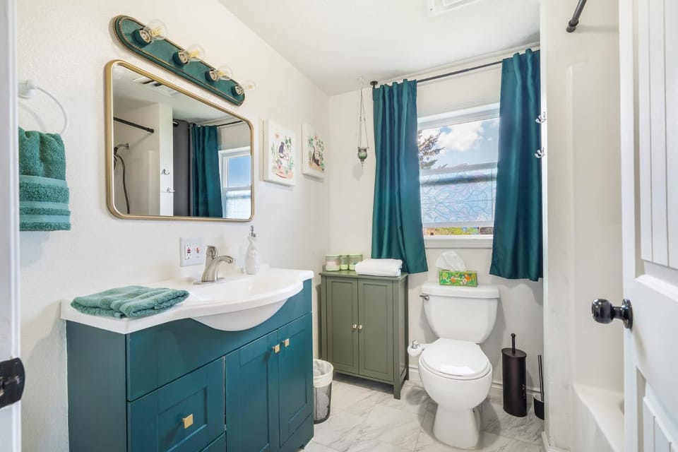 Charming Family-Friendly 2 Bedroom 1 Bathroom Retreat Near Astoria & Beach House in Washington
