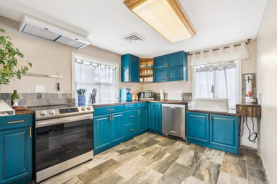 Charming Family-Friendly 2 Bedroom 1 Bathroom Retreat Near Astoria & Beach House in Washington