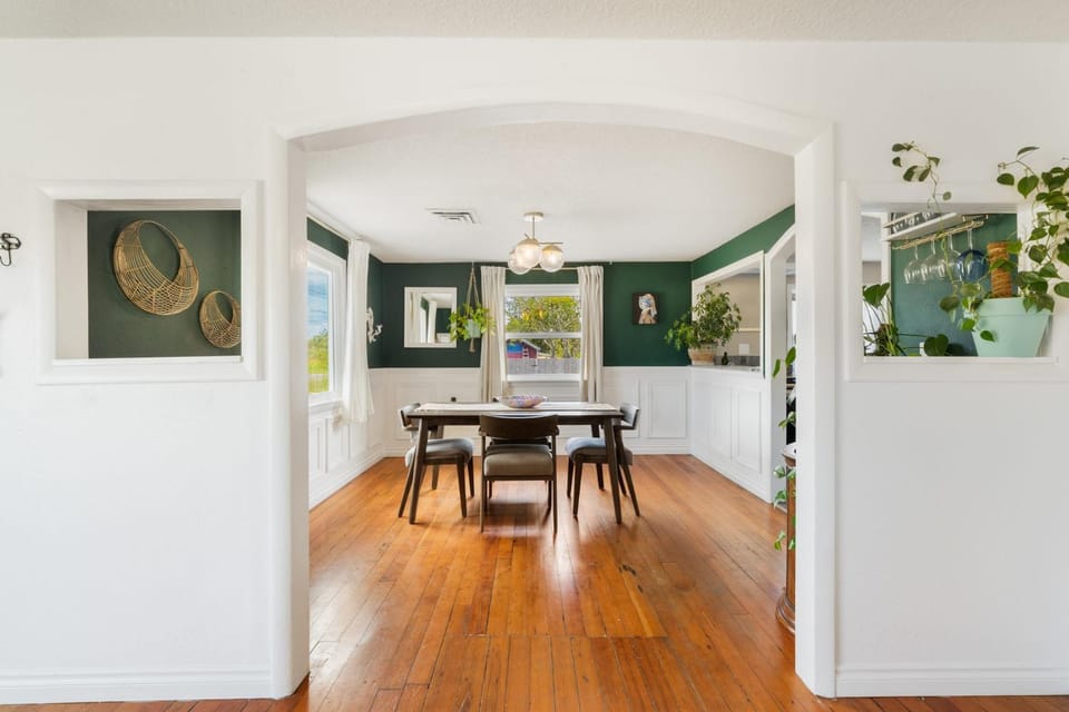 Charming Family-Friendly 2 Bedroom 1 Bathroom Retreat Near Astoria & Beach House in Washington