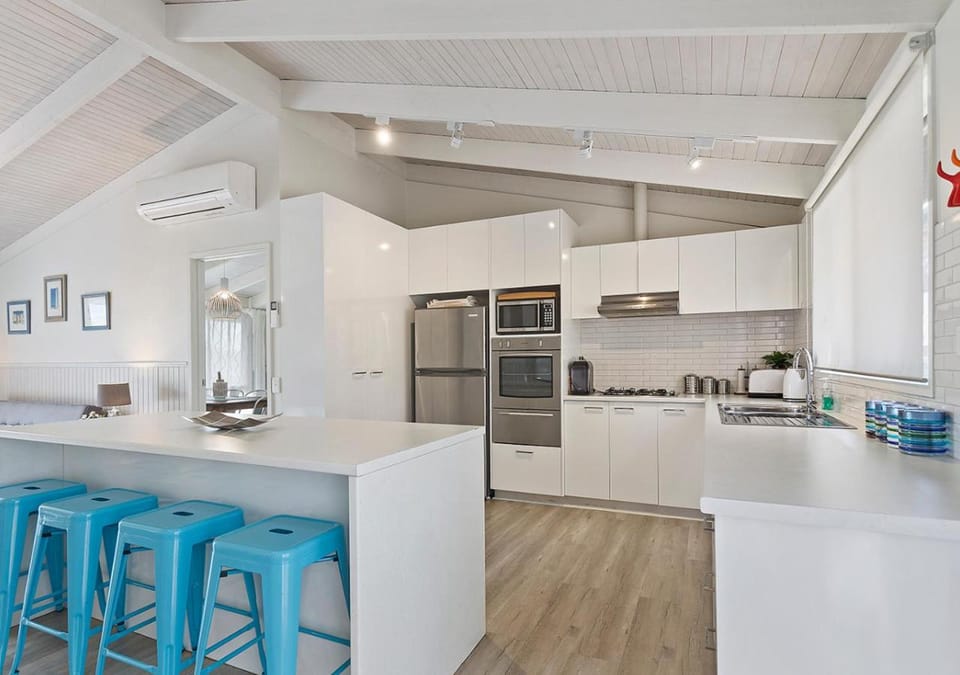 Kitchen or kitchenette, Dining area, stove, toaster, air conditioner