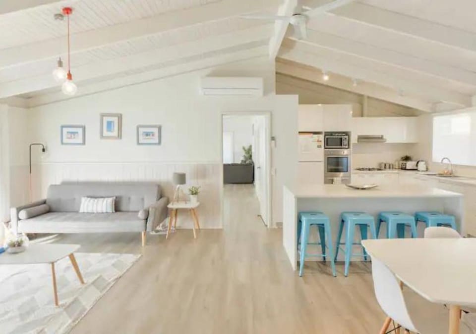 Kitchen or kitchenette, Living room, Seating area, stove