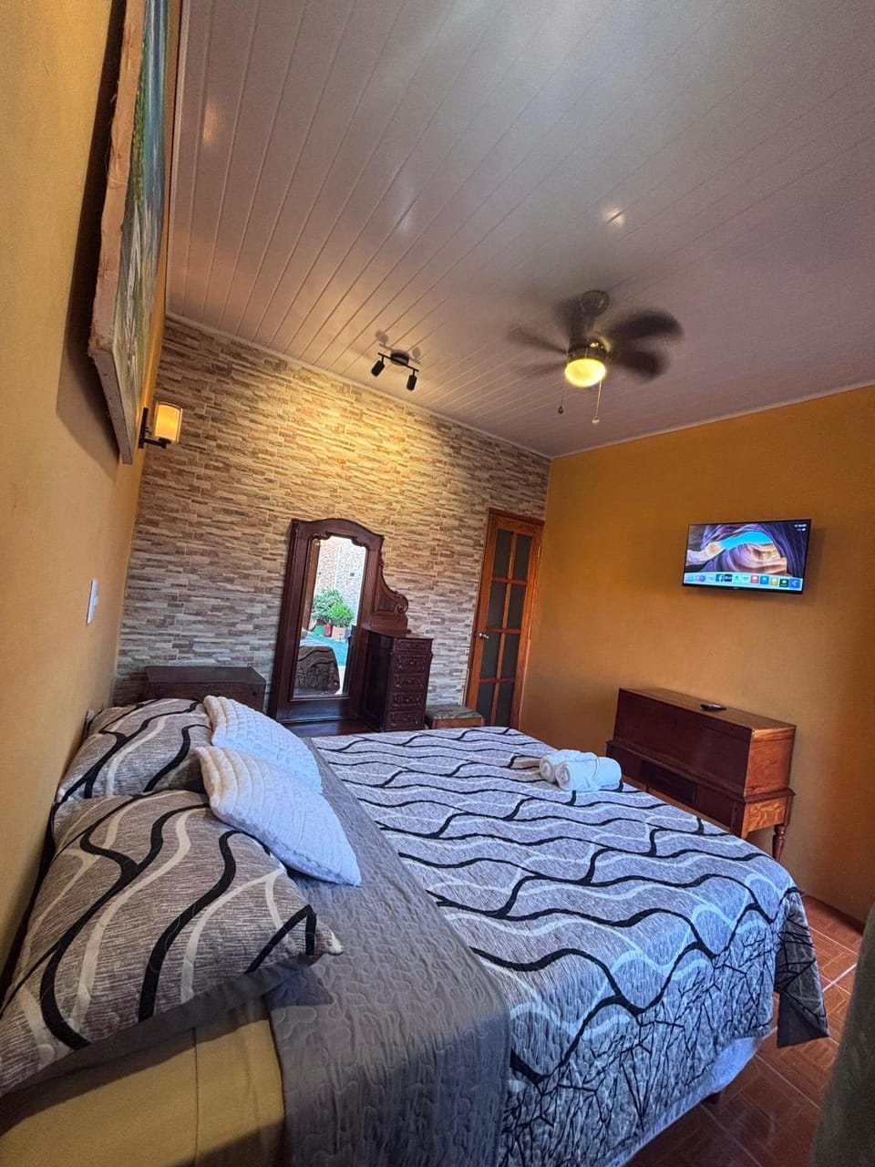 Granados Guest House Bed and Breakfast in Granada