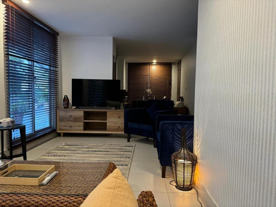 TV and multimedia, Living room, Evening entertainment