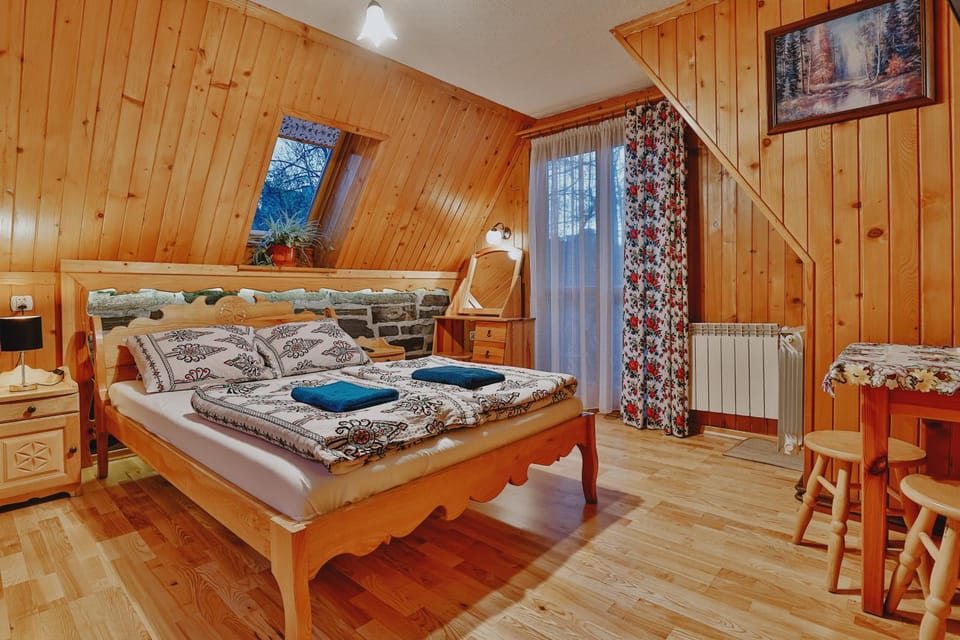 Photo of the whole room, Bedroom, towels