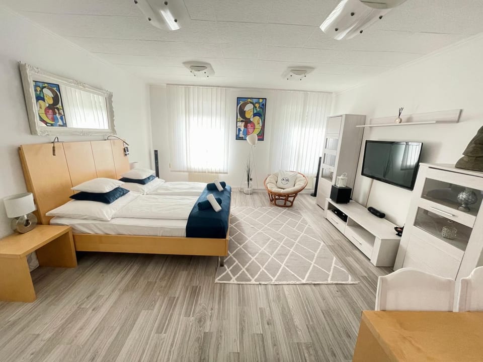 Bed, TV and multimedia, Photo of the whole room, Bedroom