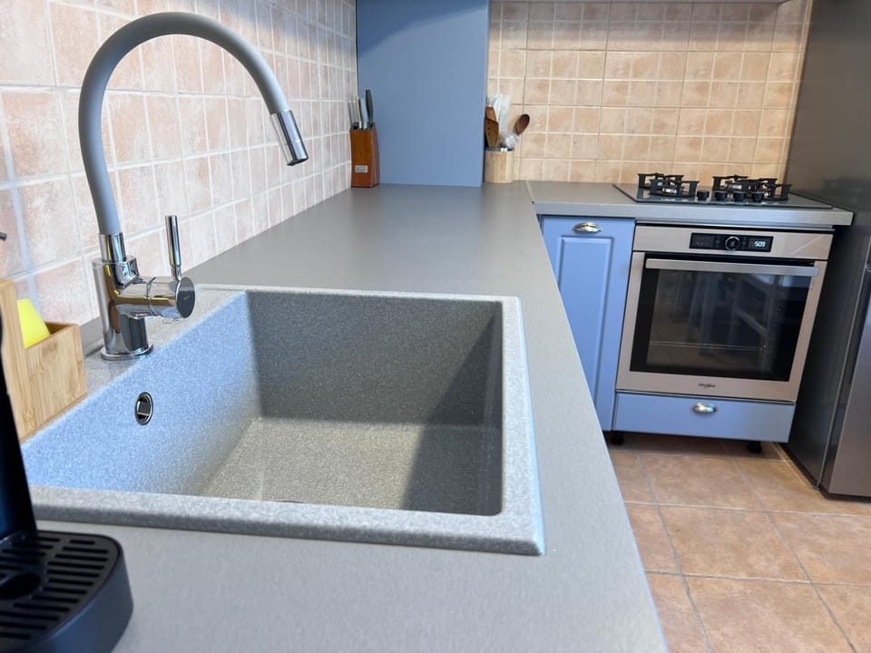 Kitchen or kitchenette, dishwasher