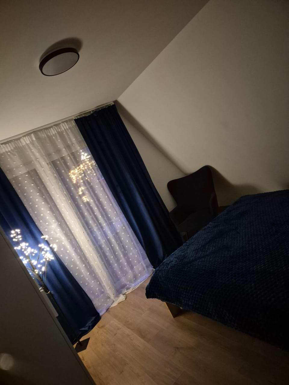Photo of the whole room, Bedroom