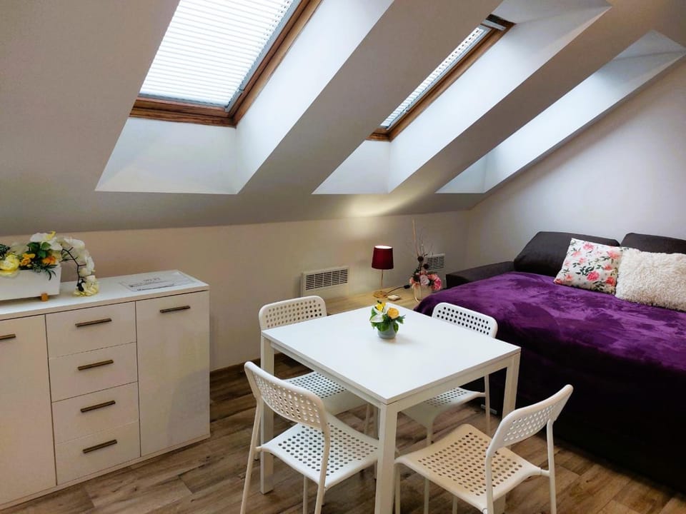 Kitchen or kitchenette, Living room, Seating area, Dining area