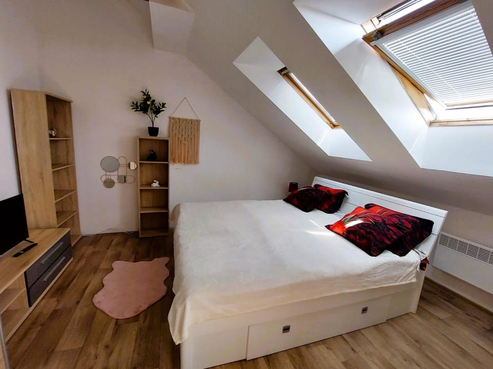 Bed, TV and multimedia, Bedroom, wardrobe