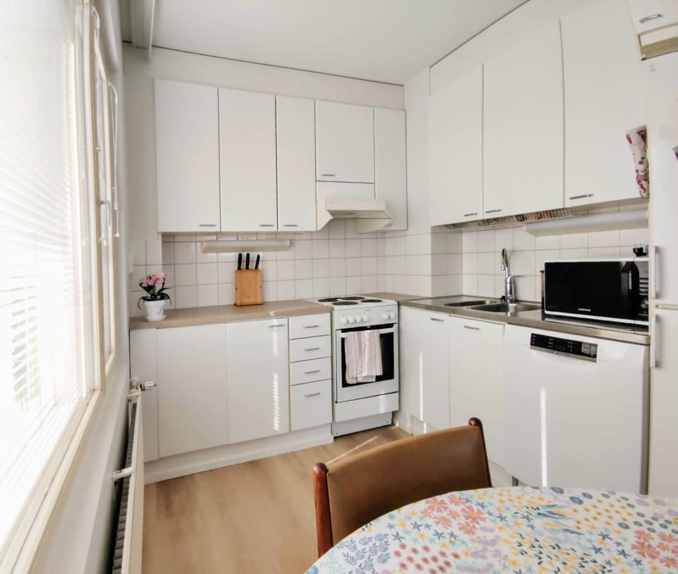 Coffee/tea facilities, Kitchen or kitchenette, dishwasher, microwave, oven, stove, toaster