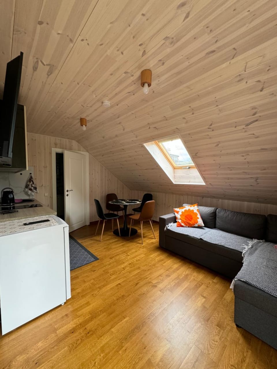 Communal lounge/ TV room, TV and multimedia, Kitchen or kitchenette, Living room, Photo of the whole room, Seating area, Evening entertainment