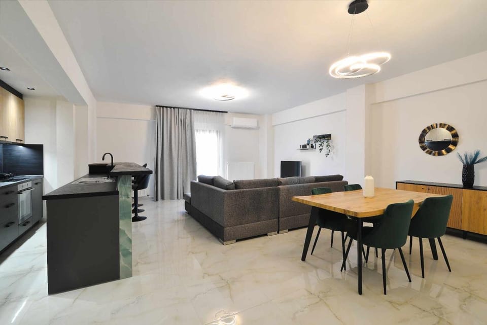 TV and multimedia, Kitchen or kitchenette, Living room, Seating area, Dining area