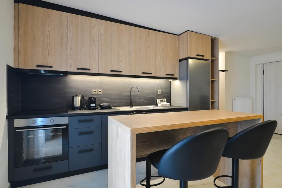 Kitchen or kitchenette, Dining area, oven, stove