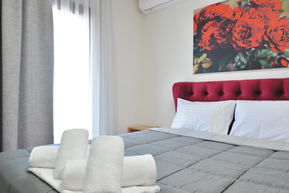 Bed, Photo of the whole room, Bedroom, air conditioner