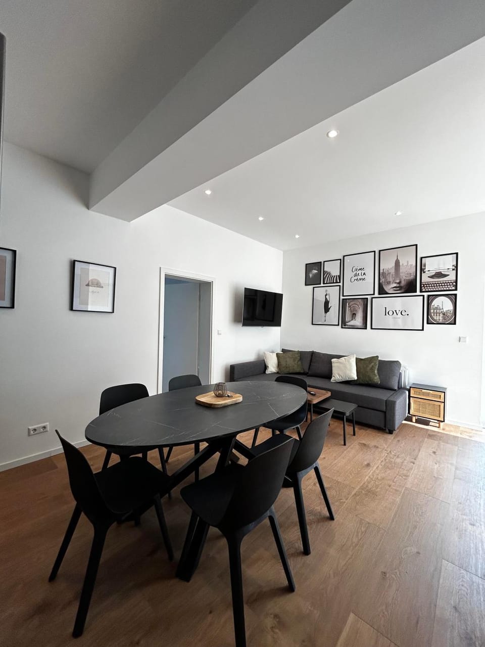 TV and multimedia, Living room, Seating area, Dining area, Evening entertainment
