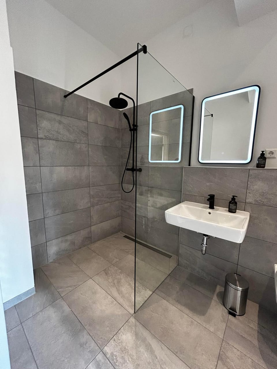 Shower, Bathroom, towels