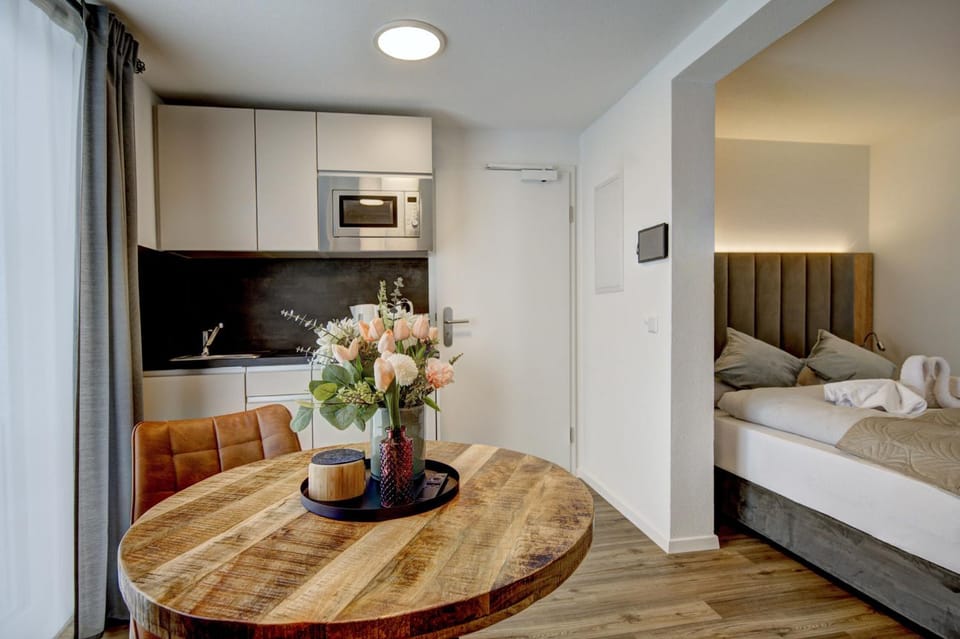 Bed, Kitchen or kitchenette, Photo of the whole room, Dining area, microwave