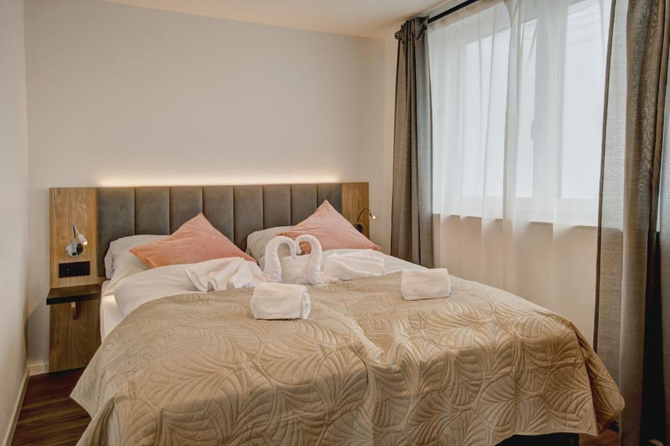 Bed, Photo of the whole room, Bedroom, towels