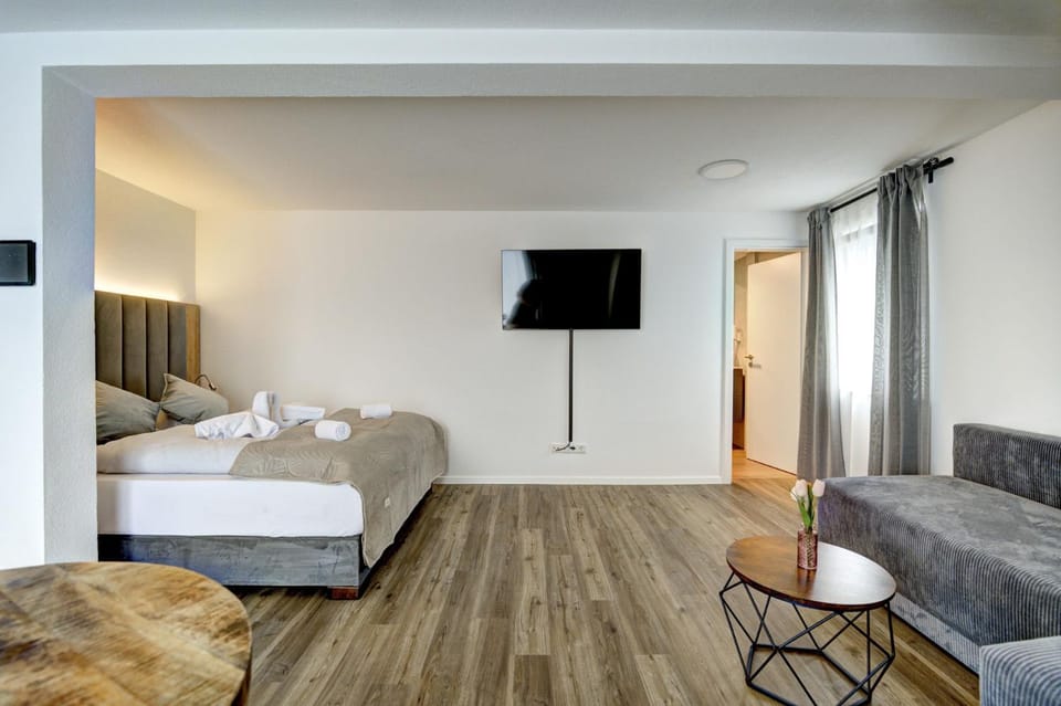 Bed, TV and multimedia, Living room, Photo of the whole room, Seating area, Bedroom