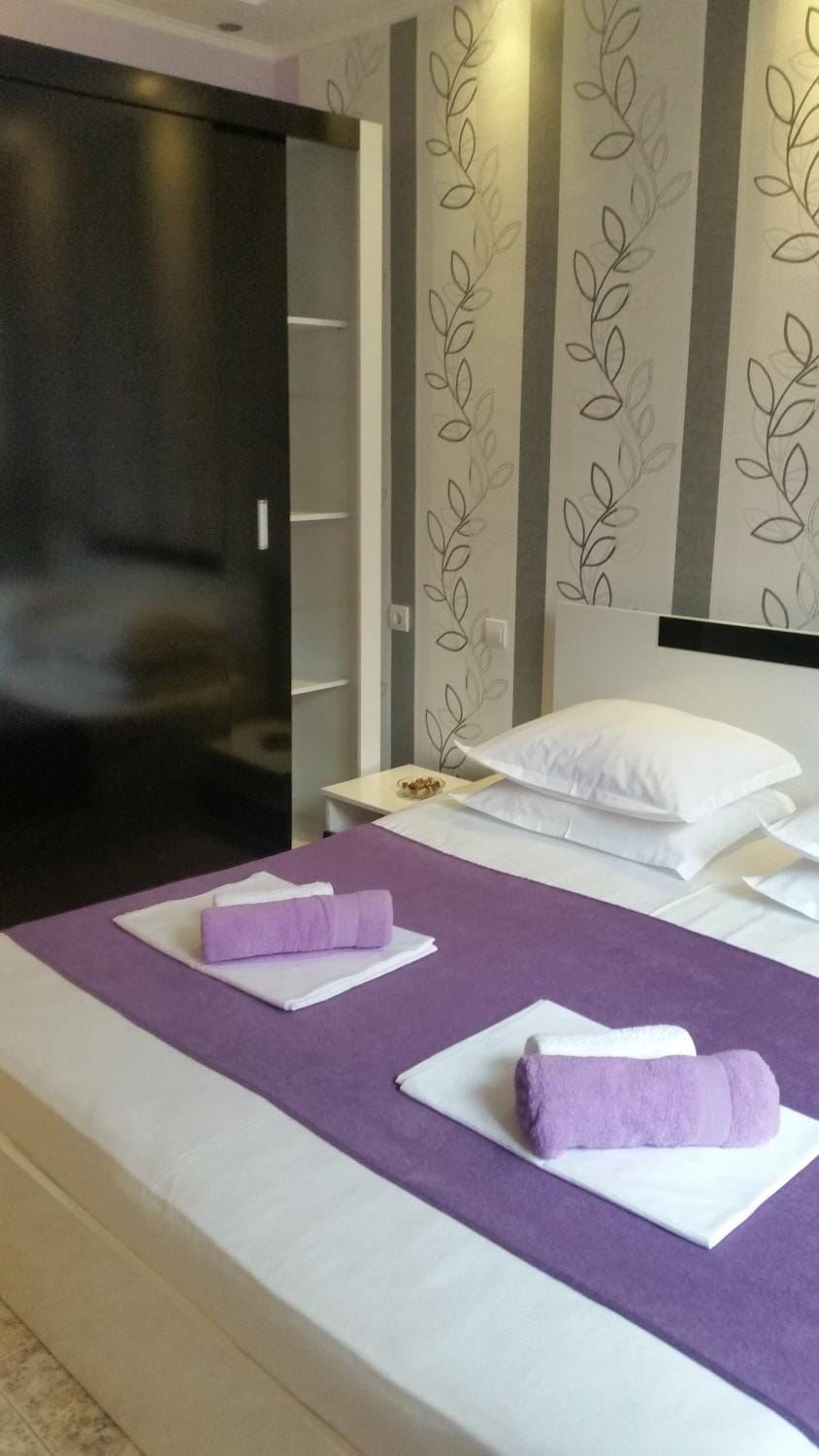 Bed, Photo of the whole room, Bedroom, towels